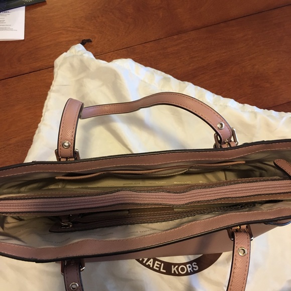 Michael Kors Voyager Tote New with Tag - Picture 3 of 7